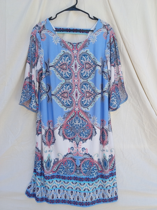 Roz & Ali Dresses & Skirts - Roz & Ali Blue and White Paisley Midi Dress With Flutter Sleeves